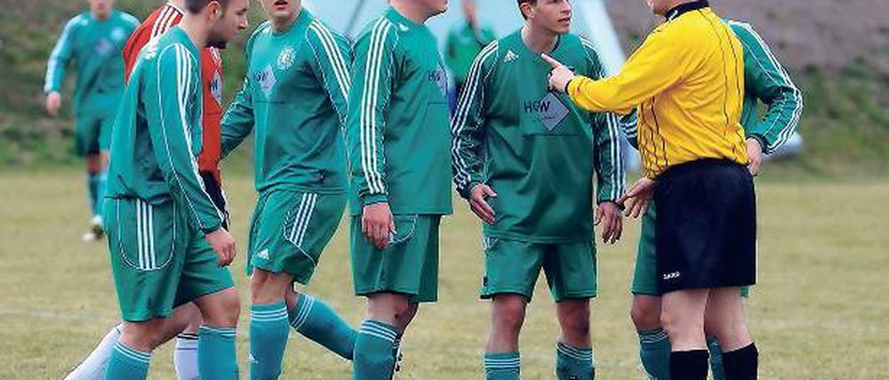Nicht immer leicht haben es die Referees in unteren Fußballligen.