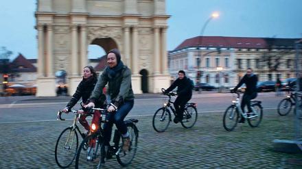 Die Straße erfahren. Rund 25 Radler protestierten am Freitagabend.