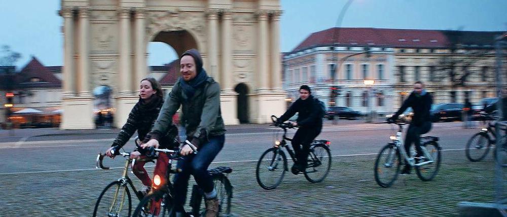 Die Straße erfahren. Rund 25 Radler protestierten am Freitagabend.
