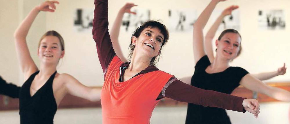 Immer in Bewegung. Marita Erxleben (M.) geht auch nach 20 Jahren mit immer neuen Ideen in den Unterricht. Beinahe hätte sie Medizin studiert, dann wurde sie Tanz-Pädagogin und eröffnete in Alt Nowawes die erste Filiale ihres Ballettstudios. Am Mittwoch wurde das Jubiläum gefeiert. Dabei ging der Unterricht natürlich weiter.