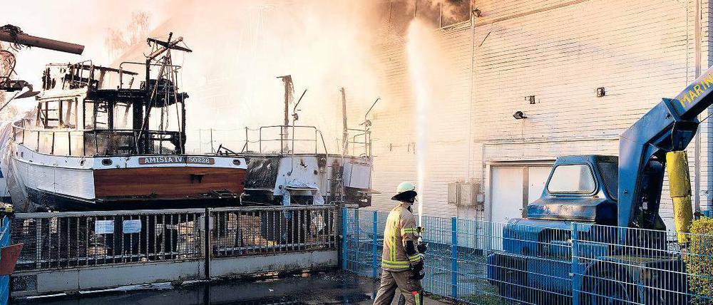 Zufall? Berliner Feuerwehrleute bekämpfen den Brand am frühen Morgen.