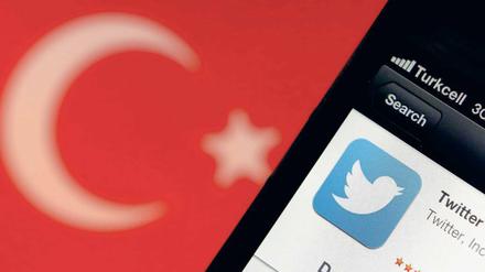 Kreisende Erregungen. Fünf Tage ließ die türkische Regierung von Ministerpräsident Erdogan den Zugang zu dem Online-Kurzbotschaftendienst sperren. Erdogan hatte zuvor gedroht, Twitter auszurotten, da die Inhalte das Ansehen der Regierung vor den Regionalwahlen am 30. März beschädigten.