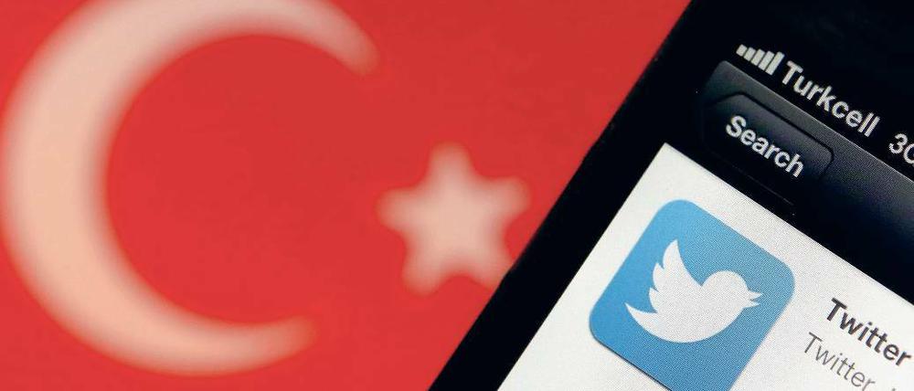 Kreisende Erregungen. Fünf Tage ließ die türkische Regierung von Ministerpräsident Erdogan den Zugang zu dem Online-Kurzbotschaftendienst sperren. Erdogan hatte zuvor gedroht, Twitter auszurotten, da die Inhalte das Ansehen der Regierung vor den Regionalwahlen am 30. März beschädigten.