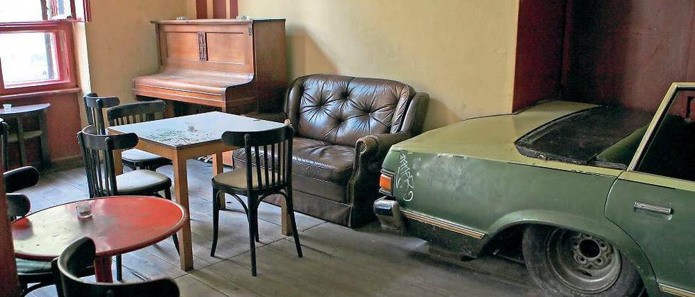 Sitzecke mit US-Schlitten. Mehr als ein Jahr war das alternative Kulturzentrum Archiv in der Leipziger Straße wegen Brandschutzmängeln geschlossen. Die Besucher werden von der Sanierung kaum etwas bemerken – das Interieur ist das Altbekannte.