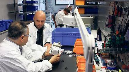 Sauberkeit. Bei der Herstellung von Laserköpfen darf es nicht staubig sein.