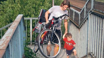 Krafttraining. Besonders für Familien ist es derzeit schwer, die Stufen der Eisenbahnbrücke zu erklimmen. Eine neue Havelquerung mit langen, flachen Rampen könnte hier Abhilfe schaffen und mehr Menschen zum Radeln animieren.