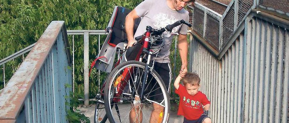 Krafttraining. Besonders für Familien ist es derzeit schwer, die Stufen der Eisenbahnbrücke zu erklimmen. Eine neue Havelquerung mit langen, flachen Rampen könnte hier Abhilfe schaffen und mehr Menschen zum Radeln animieren.