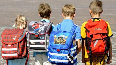 Grundschüler auf dem Weg zum Unterricht.