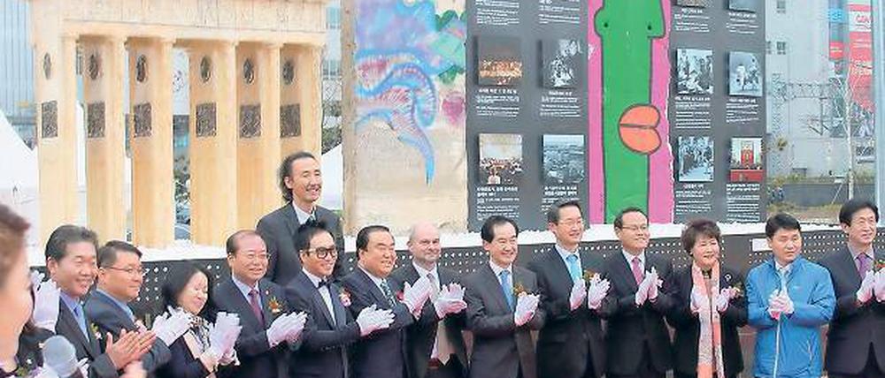 Einweihung in Korea. Das nachgebaute Brandenburger Tor und die echte Mauer.