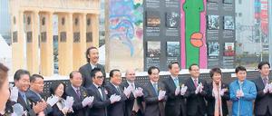 Einweihung in Korea. Das nachgebaute Brandenburger Tor und die echte Mauer.