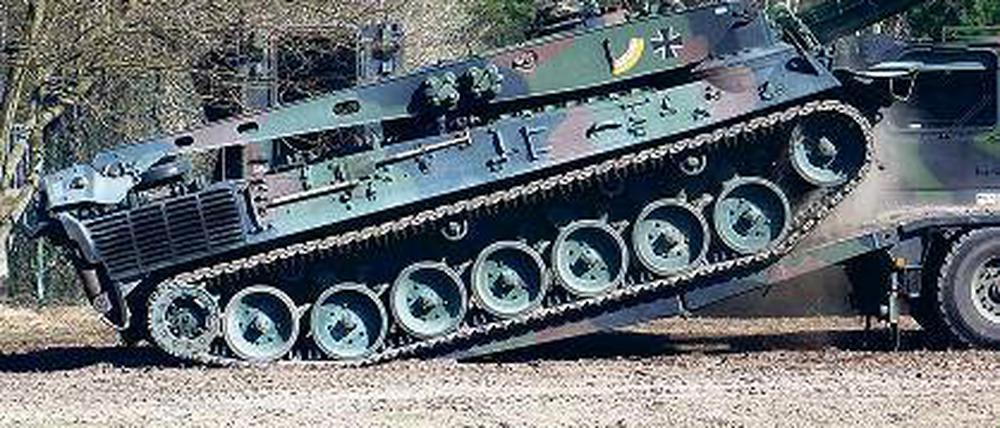 Einsatzbereit. Beelitzer Bergungspanzer helfen, Dammrutsche zu beheben.