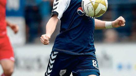 In seinem Offensivdrang gebremst ist Daniel Becker zunächst durch die verstärkte defensive Ausrichtung des SV Babelsberg.