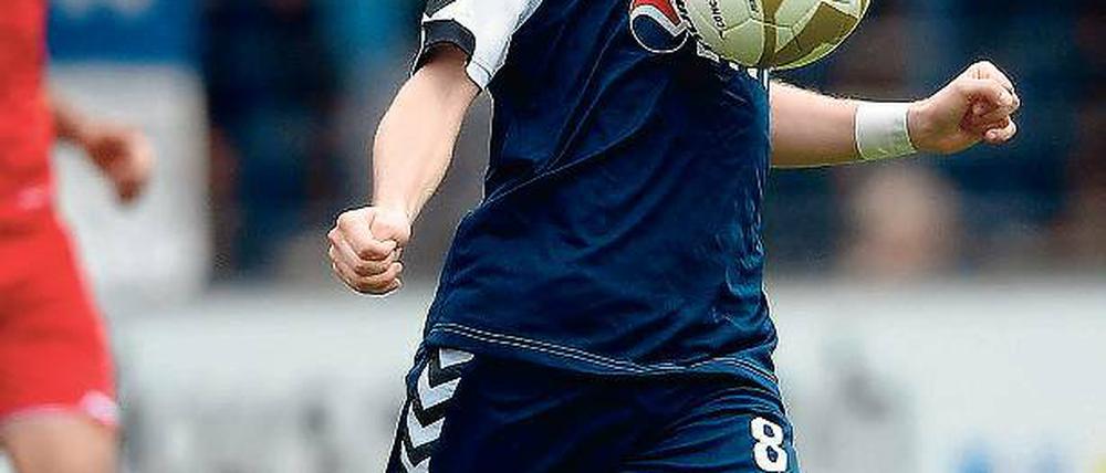 In seinem Offensivdrang gebremst ist Daniel Becker zunächst durch die verstärkte defensive Ausrichtung des SV Babelsberg.