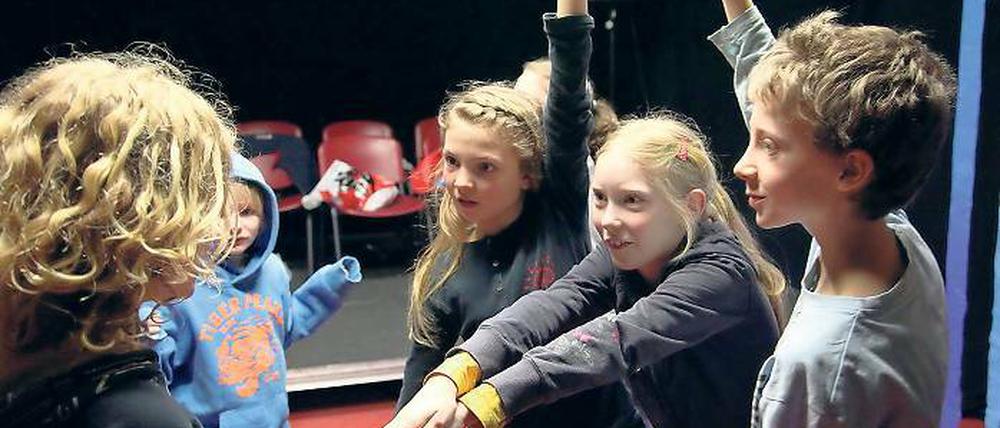 „KopfüberKopfunter“. Junge „Theaterfüchse“ beim Schauspiel.
