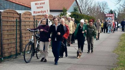 „Wir sind keine Rowdys.“ 30 Senioren marschierten gestern unter diesem Motto durch den Ort.