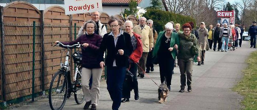 „Wir sind keine Rowdys.“ 30 Senioren marschierten gestern unter diesem Motto durch den Ort.