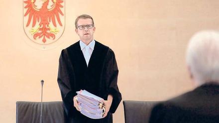 Vom Tisch. Die umstrittene neue Finanzierung für Freie Schulen gerät vor dem Verfassungsgericht zu Farce. Der zeitnahe Verhandlungstermin ist verschoben und damit auch die für April geplante Urteilsverkündung.