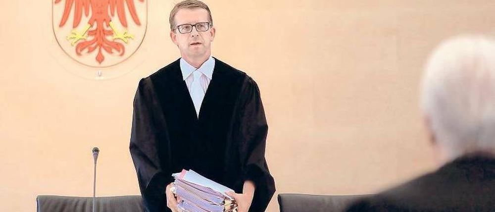 Vom Tisch. Die umstrittene neue Finanzierung für Freie Schulen gerät vor dem Verfassungsgericht zu Farce. Der zeitnahe Verhandlungstermin ist verschoben und damit auch die für April geplante Urteilsverkündung.