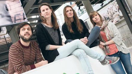 Mit Weitblick. Das Sehsüchte-Team hat in diesem Jahr Filme aus 21 Ländern im Programm. Die künstlerische Leiterin Rahel Fuchs (2.v.r.) will damit über das verlängerte 1.-Mai-Wochenende möglichst viele Besucher auf den HFF-Campus in Babelsberg locken.