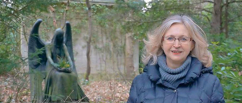 Mag keine blutrünstigen Krimis. Carla Maria Heinze liebt den Stahnsdorfer Südwestkirchhof. Zwar wird in ihrem Roman dort eine zerstückelte Leiche gefunden, die da nicht hingehört. Doch das soll ein Einzelfall bleiben, verspricht sie ihren Lesern.