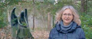 Mag keine blutrünstigen Krimis. Carla Maria Heinze liebt den Stahnsdorfer Südwestkirchhof. Zwar wird in ihrem Roman dort eine zerstückelte Leiche gefunden, die da nicht hingehört. Doch das soll ein Einzelfall bleiben, verspricht sie ihren Lesern.