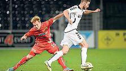 Ging lange Wege: Lucas Albrecht (r.) im Kampf mit Ben Zolinski.