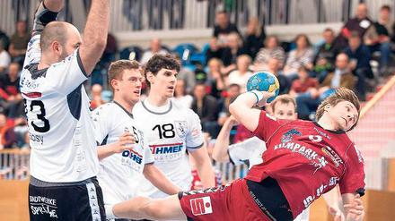 Ordentlich ins Zeug gelegt hat sich VfL-Kreisläufer Florian Schugardt gegen die Abwehr der Handballfreunde Springe. Dennoch gab es am Sieg der Gäste nichts zu rütteln.