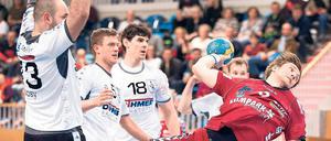 Ordentlich ins Zeug gelegt hat sich VfL-Kreisläufer Florian Schugardt gegen die Abwehr der Handballfreunde Springe. Dennoch gab es am Sieg der Gäste nichts zu rütteln.