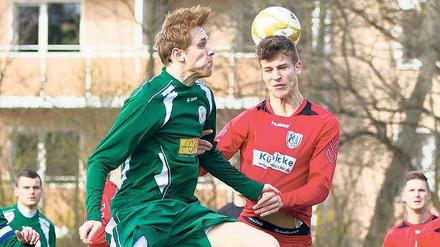 Trugen zu einem intensiven und unterhaltsem Derby auf der Sandscholle bei: Babelsbergs Laurien von Piechowski und Werders Maximilian Leetz.