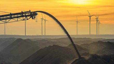 Energiewende à la Brandenburg. Sowohl beim Ausbau der Windenergie als auch bei der Braunkohleförderung und -verstromung ging es zuletzt in Brandenburg aufwärts. Doch was die eine Technologie an Klimaschutz bringt, wird von der anderen mehr als nur wieder aufgezehrt.
