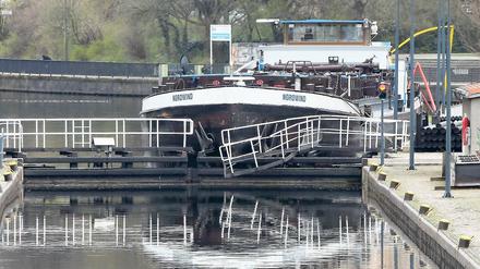 Stau auf dem Wasser. Bis zum Frühsommer könnte die Reparatur dauern.