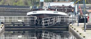 Stau auf dem Wasser. Bis zum Frühsommer könnte die Reparatur dauern.