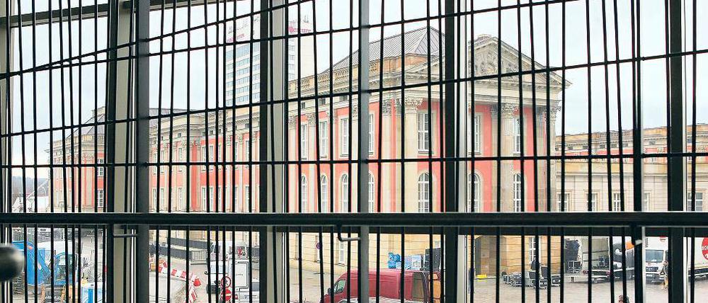 Künstlerische Freiheit? Oder ein öffentliches Ärgernis? Um das Gitter am Potsdam Museum wird heftig gestritten - genauso, wie um die Farbe des Adlers im Plenarsaal des direkt gegenüberliegenden Landtags. Doch wer sollte darüber entscheiden dürfen?
