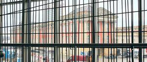 Künstlerische Freiheit? Oder ein öffentliches Ärgernis? Um das Gitter am Potsdam Museum wird heftig gestritten - genauso, wie um die Farbe des Adlers im Plenarsaal des direkt gegenüberliegenden Landtags. Doch wer sollte darüber entscheiden dürfen?
