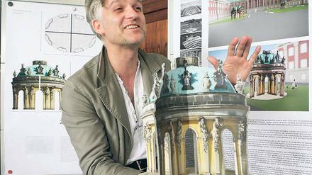 Sanssouci en miniature. Florian Dombois mit einem Modell des Entwurfs.