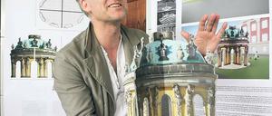 Sanssouci en miniature. Florian Dombois mit einem Modell des Entwurfs.