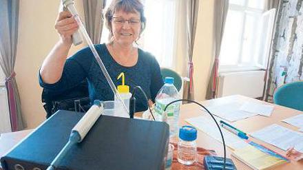 Im Test. Wer Brunnenwasser trinkt, sollte es prüfen lassen, rät Marion Ziprian.