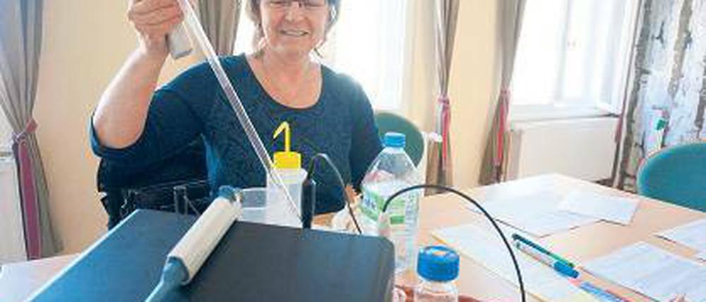 Im Test. Wer Brunnenwasser trinkt, sollte es prüfen lassen, rät Marion Ziprian.
