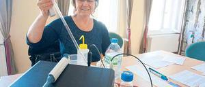 Im Test. Wer Brunnenwasser trinkt, sollte es prüfen lassen, rät Marion Ziprian.