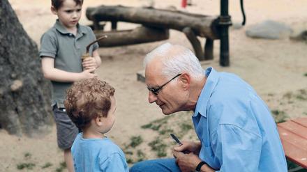 Rentner haben immer Zeit. Warum sollen sie also nicht in Kindergärten aushelfen können? Ganz pragmatisch sucht die Gemeinde Nuthetal jetzt Helfer, die für einen schmalen Taler Engpässe in den Einrichtungen abdecken können.