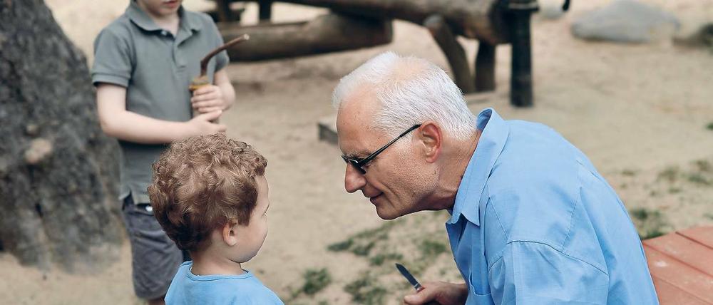 Rentner haben immer Zeit. Warum sollen sie also nicht in Kindergärten aushelfen können? Ganz pragmatisch sucht die Gemeinde Nuthetal jetzt Helfer, die für einen schmalen Taler Engpässe in den Einrichtungen abdecken können.
