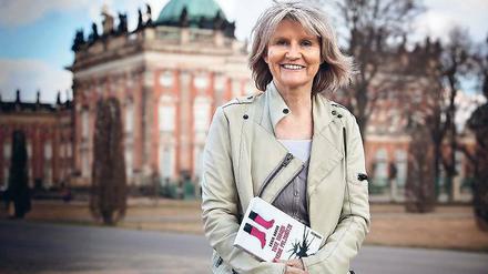 Wäre fast von Hamburg nach Potsdam gezogen. Autorin Karin Baron, geboren 1958, besucht regelmäßig ihre Lieblingsstadt in Brandenburg. Im Februar ließ sie sich vor dem Neuen Palais fotografieren, jenem Schloss, das auch im neuen Roman „Tote tragen keine Pelzmütze“ eine Rolle spielt.