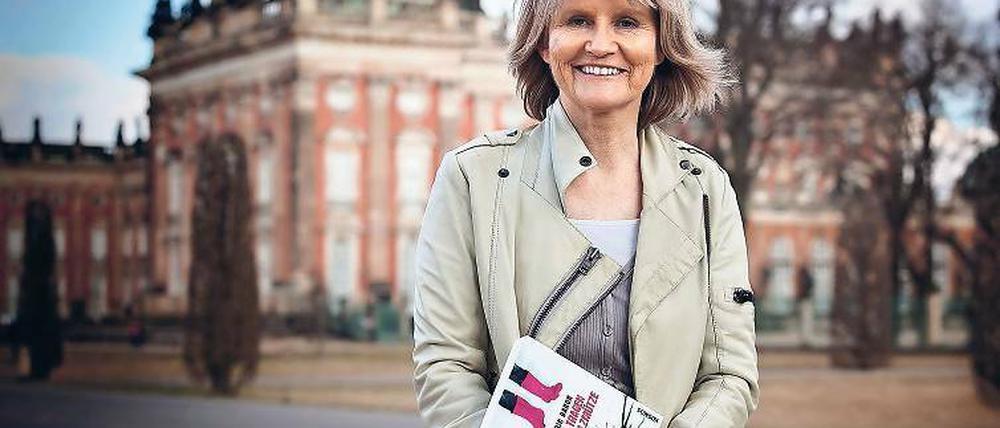 Wäre fast von Hamburg nach Potsdam gezogen. Autorin Karin Baron, geboren 1958, besucht regelmäßig ihre Lieblingsstadt in Brandenburg. Im Februar ließ sie sich vor dem Neuen Palais fotografieren, jenem Schloss, das auch im neuen Roman „Tote tragen keine Pelzmütze“ eine Rolle spielt.