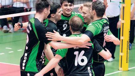 Jubel zum Abschluss. Die Volleyballer des SC Potsdam-Waldstadt am Samstag in der Sporthalle Heinrich-Mann-Allee.