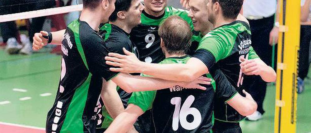 Jubel zum Abschluss. Die Volleyballer des SC Potsdam-Waldstadt am Samstag in der Sporthalle Heinrich-Mann-Allee.