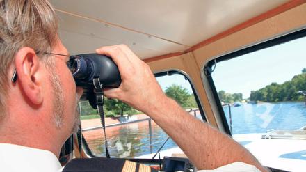 Achtung Anfänger! Einer Stichprobe der Wasserschutzpolizei zufolge haben 13 Prozent aller Motorboot-Charterer ohne Führerschein zuvor vom Verleiher keine praktische Einweisung bekommen. Die Folge sind Mängel bei der Handhabung der Boote.