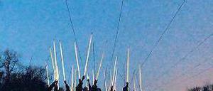 Unter Strom. Neonröhren leuchten unter der Leitung auch ohne Steckdose.