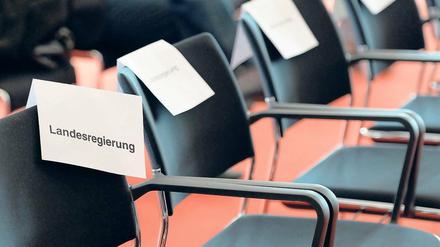 Stellungnahme. Das Interesse der Landesregierung war äußerst begrenzt: Mehrere bei der feierlichen Übergabe des Berichts der Enquete-Kommission für Regierungsvertreter reservierte Stühle blieben frei (siehe Foto), nur einer war besetzt.