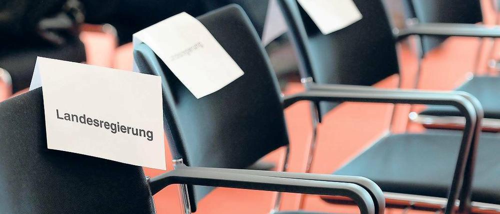 Stellungnahme. Das Interesse der Landesregierung war äußerst begrenzt: Mehrere bei der feierlichen Übergabe des Berichts der Enquete-Kommission für Regierungsvertreter reservierte Stühle blieben frei (siehe Foto), nur einer war besetzt.