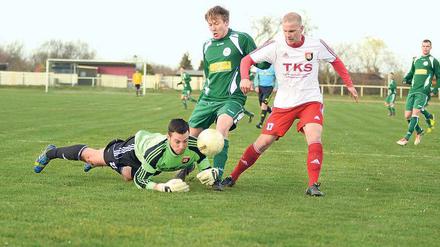 Gleich fällt ein Tor. Werders Andreas Heyse (Mitte) hat hartnäckig nachgesetzt und wird gleich zum 1:0 für Werder in die Mitte passen – zum Ärger von Miersdorfs Torwart Eike Doht und Abwehrspieler Dennis Schmidt (l.). Für drei Punkte reichte es erneut nicht.